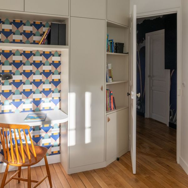 Épouser l'architecture de la chambre d'enfant avec un bureau sur mesure