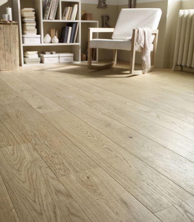 Parquet contrecollé en chêne naturel Oria, L 108,5 x 18 x H 11 cm, 36,90 euros le mètre carré, vendu en conditionnement de 1,56 mètre carré soit 57,56 euros, Castorama.