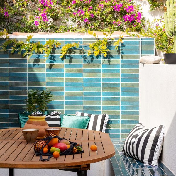 Une première terrasse intime sous influences méditerranéennes