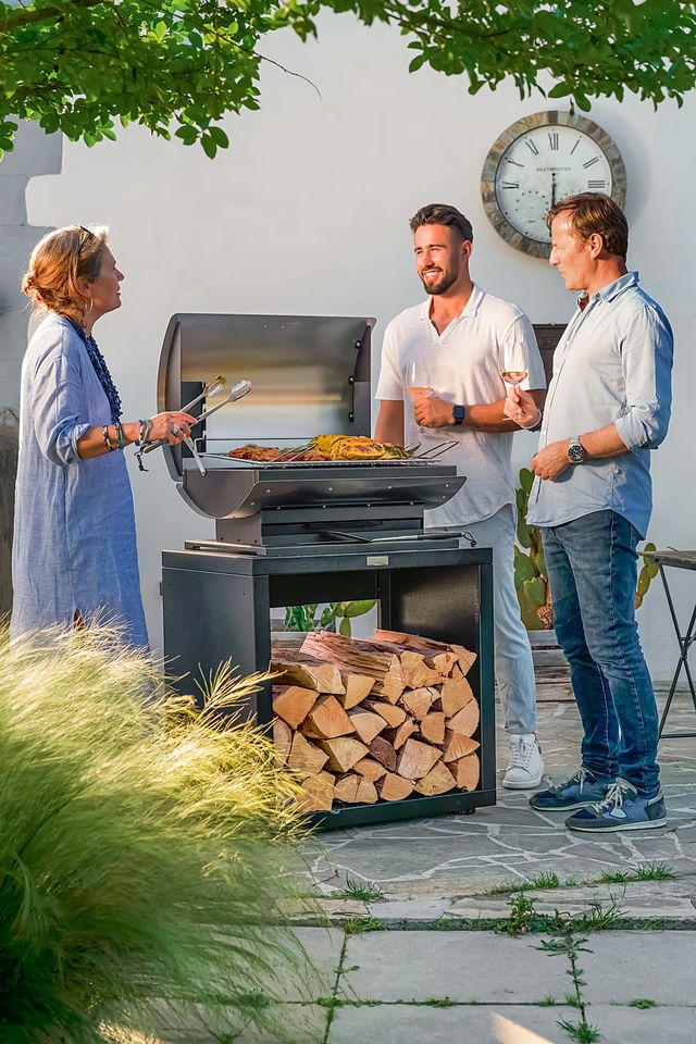 Barbecue de la collection Signature Le Barbecue Français XL 60 dessiné en collaboration avec le Peugeot Design Lab, à poser sur un meuble de cuisine, une desserte ou sur une surface en matériau réfractaire ; fonctionne au charbon et bois ; foyer horizontal avec grille inox réglable sur 3 niveaux ; tiroir à cendres et couvercle de protection ; châssis bi-matière en inox satiné et acier peinture époxy ; pour 6 à 10 couverts, 72x60x71 cm, 34kg ; Certification Origine France Garantie, garantie 2 ans ; 899 euros. Meuble abaissé, adapté pour plancha ou barbecue dessiné en collaboration avec le Peugeot Design Lab ; en acier peinture époxy ; pieds réglables et système pour relier facilement les meubles entre eux et permettre différents agencements, possibilité d'y ajouter des accessoires ; 80x55x79 cm, 19,5 kg ; 329 euros.