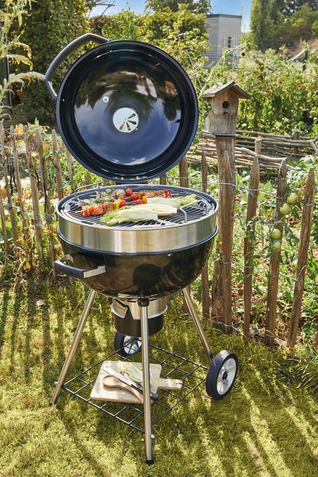 Le barbecue charbon, l'ancêtre toujours en tête ! Modèle Compact Kettle 47 cm Noir, 99,99 euros.