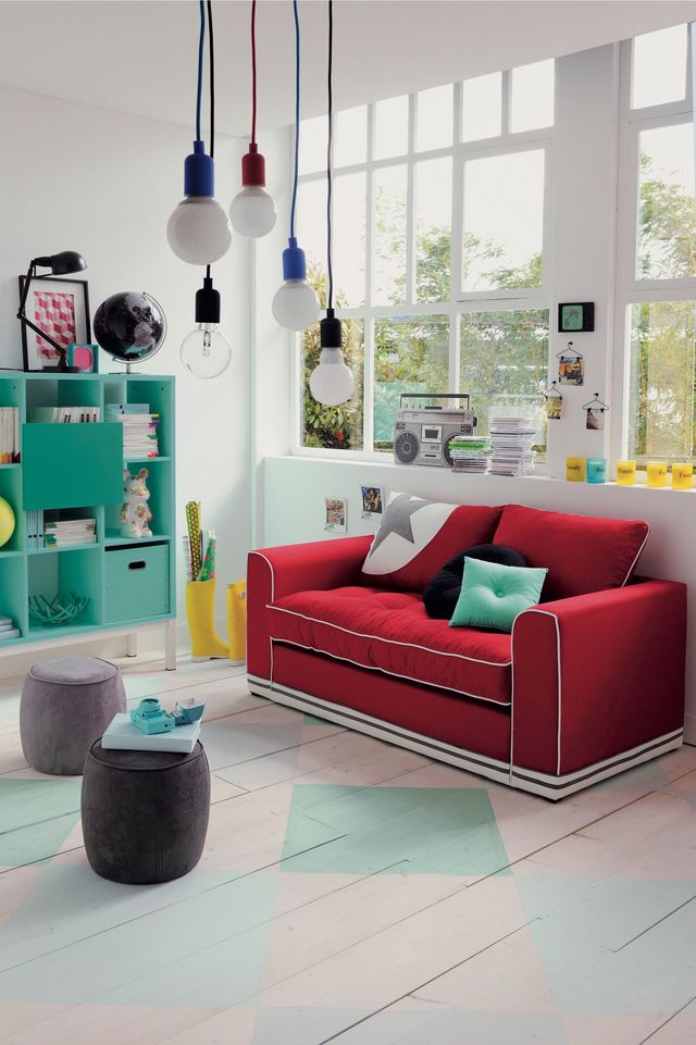 Canapé convertible 2 places Calypso, garnissage mousse polyester densité 20kg/m3 et 3eme plis flocons mousse polyester, assise et dos en flocons mousse polyestser, accoudoirs en mousse polyester, revêtement rouge 100% polyuréthane et microfibre blanc, structure panneaux particules, panneaux de fibres, pin, couchage d'appoint 120 x 190 cm, coussins du dos réversibles, existe aussi en bleu et anthracite, L 153 x P 78 x H 80 cm, 199 euros, Fly