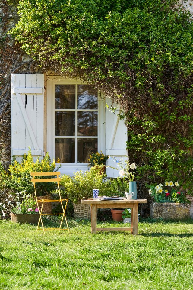 Certains espaces devant la maison nécessitent davantage d'entretien pour être des lieux agréables à vivre.