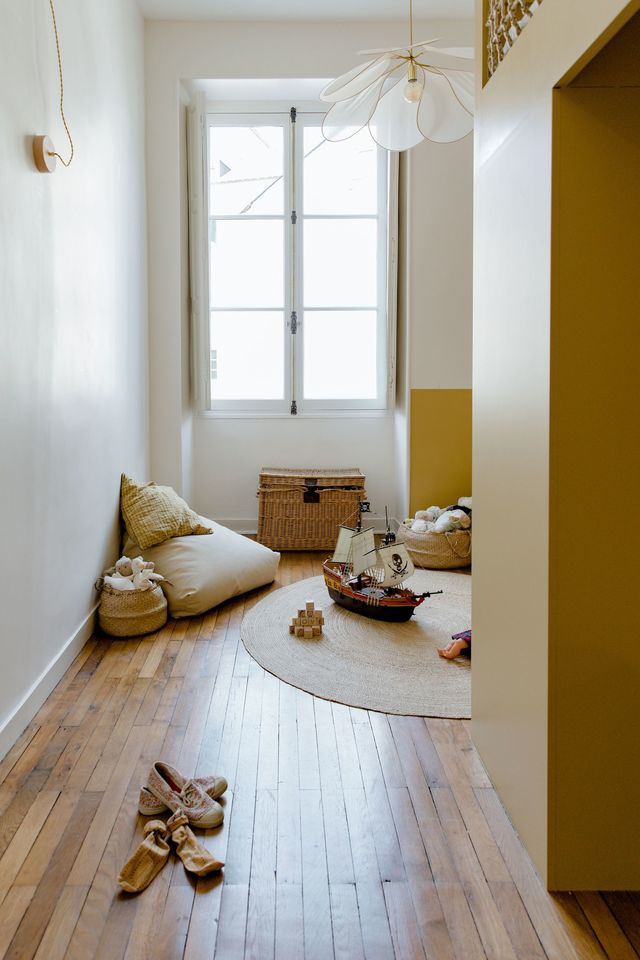 L'aménagement en hauteur change les proportions du volume initial de la chambre. L'espace restant qui n'est pas concerné par l'emprise au sol du meuble sert ainsi de coin jeux à la jeune fille.