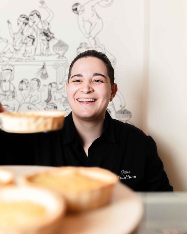 "J'ai grandi à Nice et j'ai des origines arméniennes et siciliennes donc on aime bien manger et se retrouver à table, confie la cheffe Julia Sedefdjian. Ce sont plusieurs générations qui se rassemblent en cuisine !"