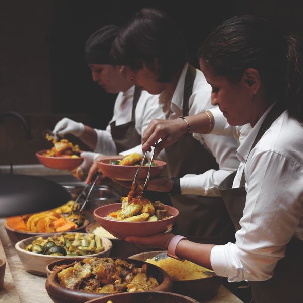 Dans la cuisine ouverte, l'assemblage du couscous est un rituel immuable