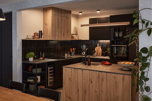 Les cuisines noires mates ton sur ton créent le contraste, ou en version noir mate et bois. Le noir reste en effet un must have, tant sur le mobilier que sur l'électroménager ou la robinetterie, pour un total look black mat.