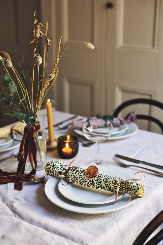 Etape 5 : déposer le cracker au centre de l'assiette avant l'arrivée des convives.