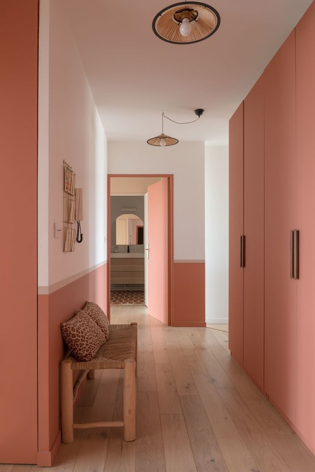 S'ils sont essentiels à l'entrée, les rangements ne sont pas toujours faciles à assumer dans le décor. Le simple fait de colorer les façades avec la même peinture que celle utilisée pour les murs a toutefois permis d'adoucir leur présence dans ce sas familial. Réalisation Bénédicte Frère