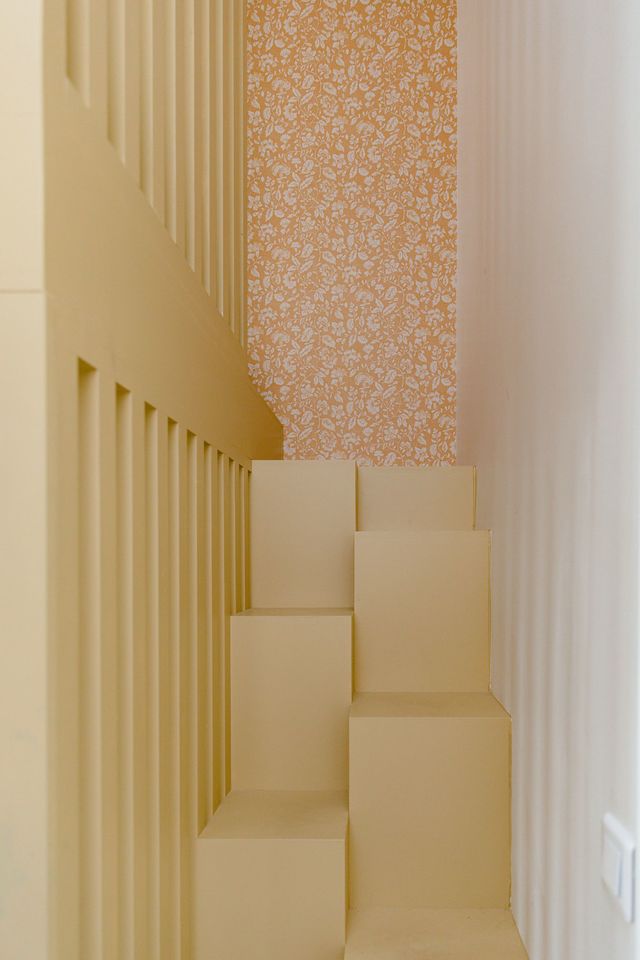 L'escalier en pas japonais constitue un véritable aménagement gain de place dans la chambre de l'enfant.