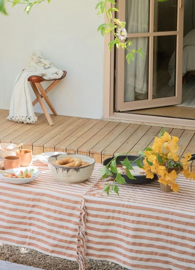 Quelques fleurs dénichées dans les parterres voisins ont suffi à rehausser le dressage de cette table sans artifices.