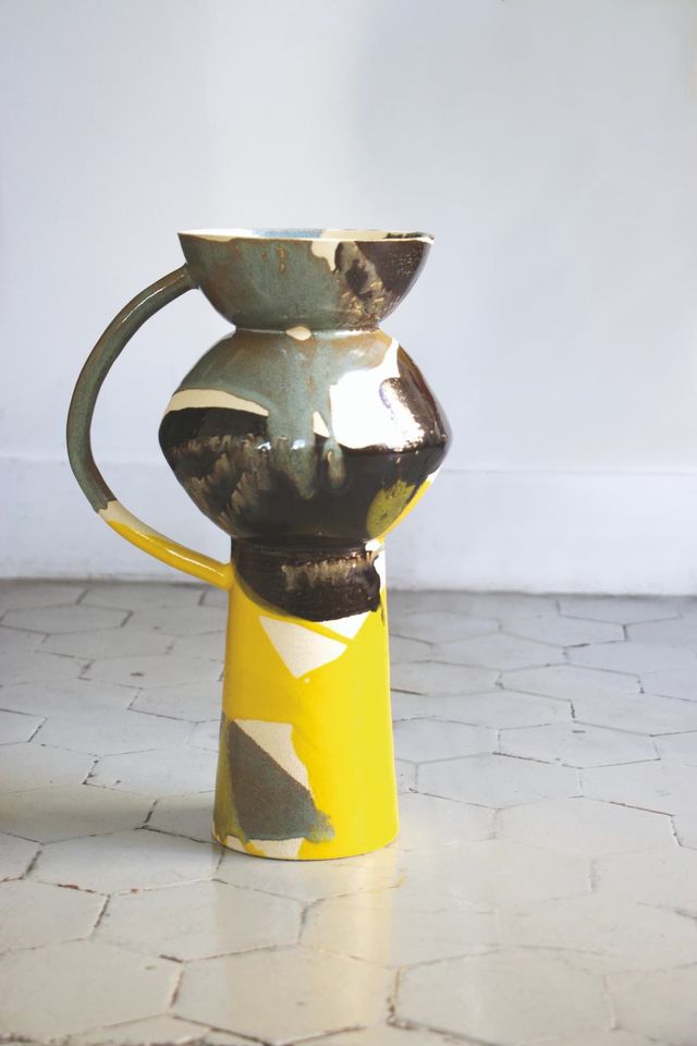 Inspiré des amphores antiques, un grand vase tourné et assemblé par Dorothée Julliard.