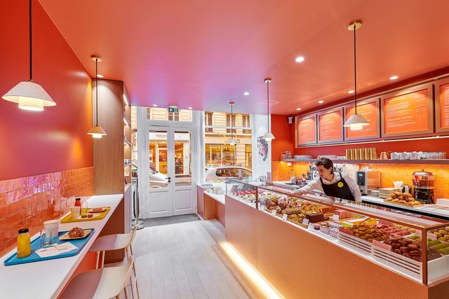 Comme son appartement, le chef pâtissier à confié à l'architecte d'intérieur Santillane de Chanaleilles la décoration de son nouveau café, rue Bonaparte à Paris. A l'intérieur, la couleur court sur les murs comme au plafond.