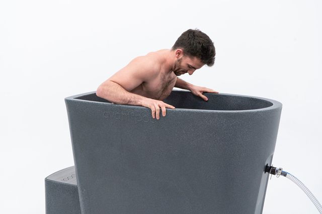 Le bain froid Hanki est compact, léger et transportable. Avec son unité externe, sa température pouvant descendre jusqu'à 4°C et monter jusqu'à 40°C.