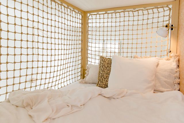 Le lit cabane complète à merveille cette chambre tout-en-un.