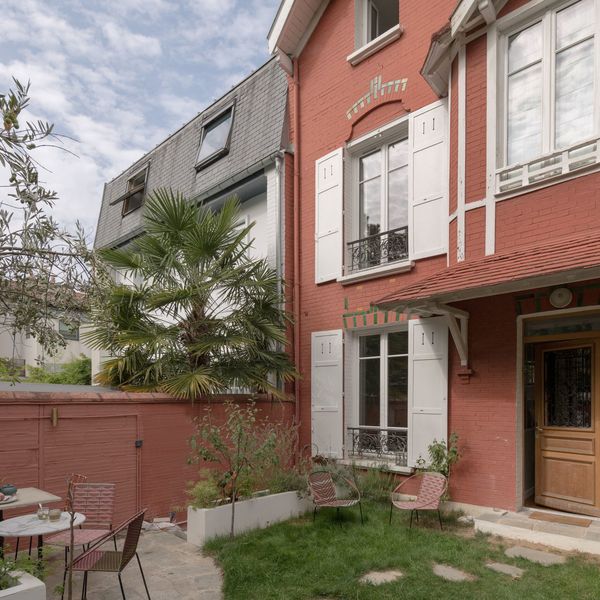 Une charmante maison à la façade couleur brique