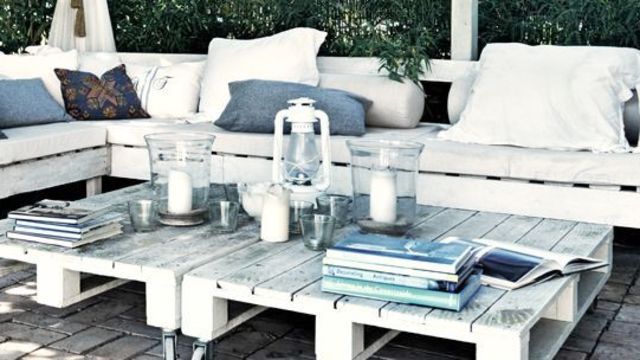 Côté Maison aime : voilà une déco de salon de jardin ambiance méditerranéenne qui en jette ! Le canapé lounge réalisé avec de vieilles planches en bois peintes en blanc et les tables basses DIY confectionnées avec des palettes en bois peintes également en blanc, emportent la composition dans une belle dolce vita ! Comptez deux tables basses pour un grand salon de jardin, et seulement une, pour un plus petit salon de jardin.