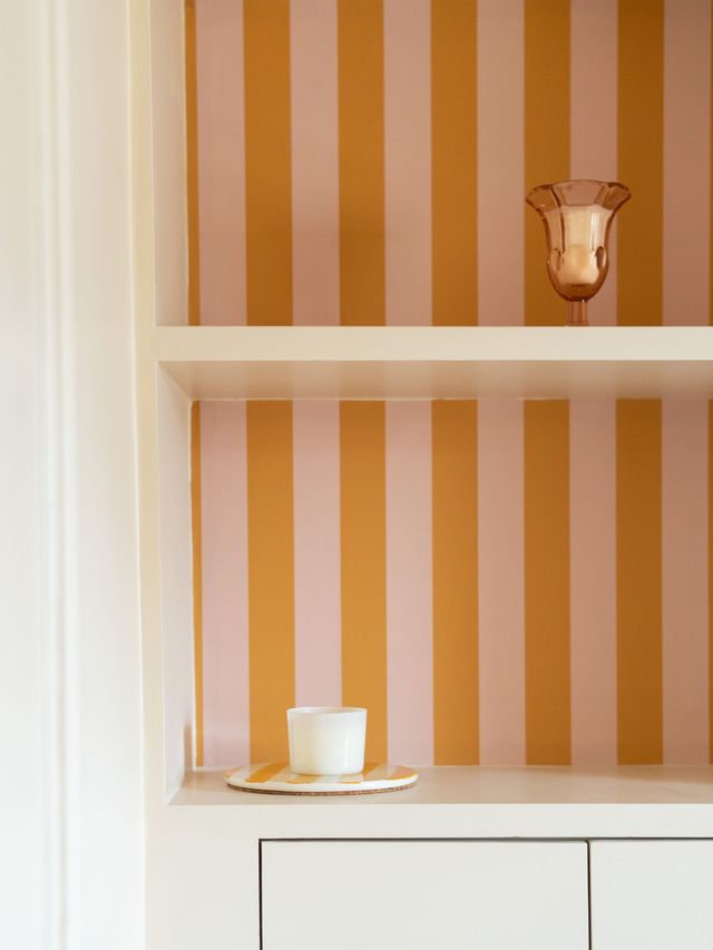 Le motif vertical orange et rose reprend les codes couleurs du studio. Ou l'art de créer une certaine harmonie.