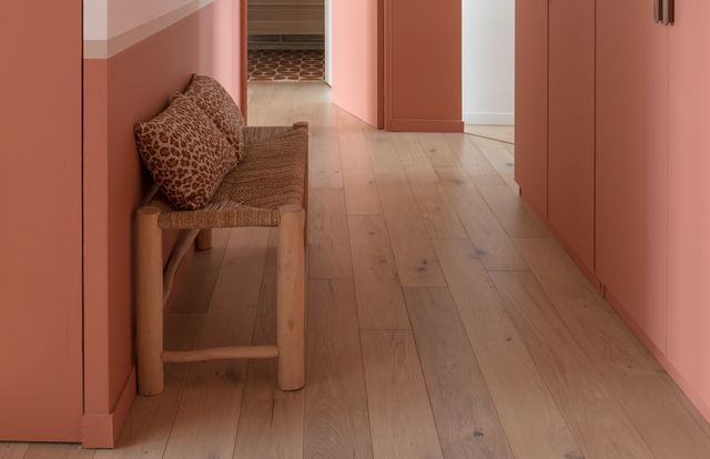 Posé dans tout l'appartement (à l'exception des pièces d'eau), le parquet aux lames claires a souligné les perspectives créées à l'aide de la peinture dans l'entrée. Les lames furent volontairement posées dans le sens de la longueur pour accentuer la profondeur. Réalisation Bénédicte Frère