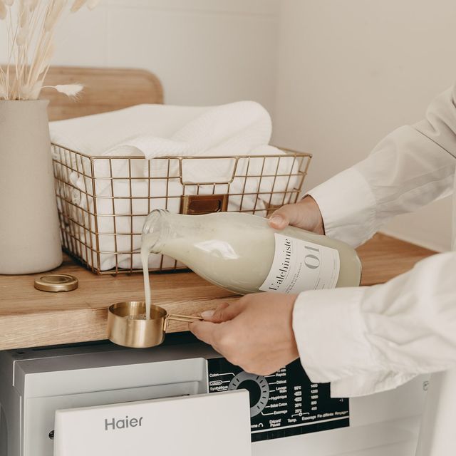 Contrairement aux idées reçues, un trop plein de lessive empêche de bien laver le linge (en photo : lessive linge délicat, L'alchimiste).