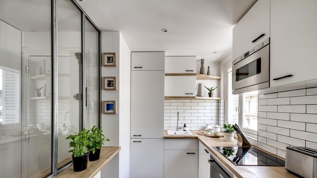 Aménager une petite cuisine - En photo : une petite cuisine entre bois et blanc aménagée par l'Atelier daaa