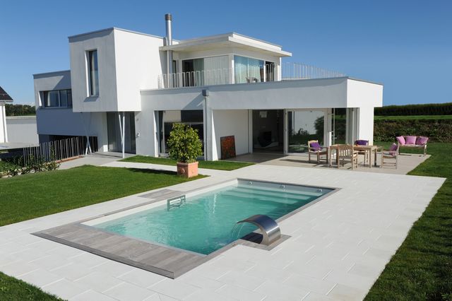 Piscine enterrée 7 x 3,50 m avec escalier, couverture, lame d'eau : 28 000 euros de matériel + environ 10 000 euros de pose. Piscinelle.