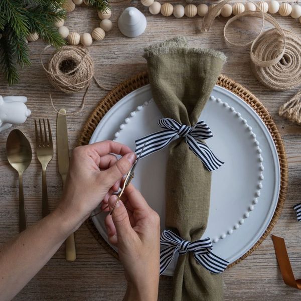 Plier le linge de table à la manière d'un cracker de Noël