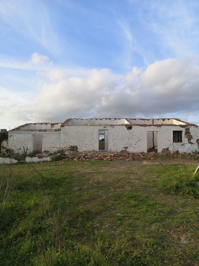 La bergerie représente une construction vernaculaire, propre à la région, toute en pierres, bâtie en schiste. Le toit s'était effondré et elle était inhabitée depuis de nombreuses années mais la ruine était, malgré tout, en bon état.