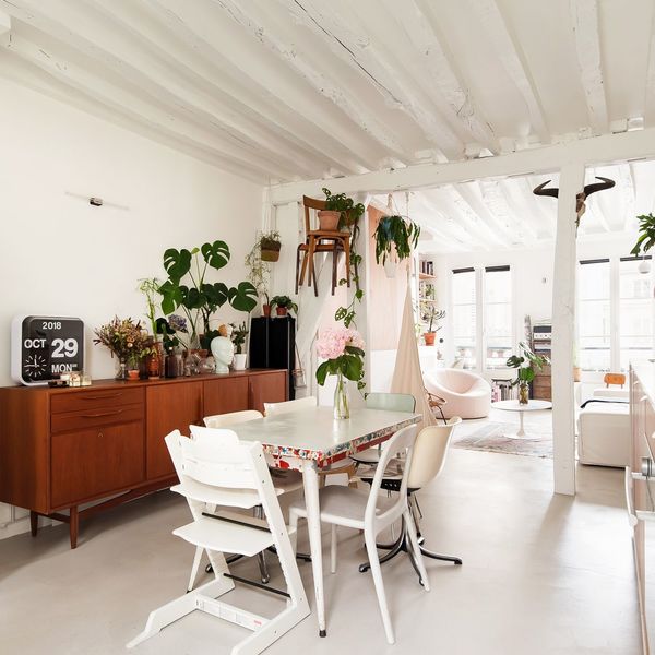 Une enfilade vintage crée du rangement dans la salle à manger