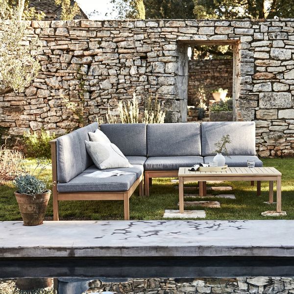 Un salon de jardin en bois avec un air de Méditerranée à garder longtemps