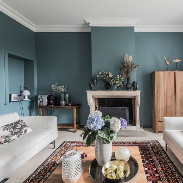 Un bleu doux enveloppe le salon dans une ambiance cosy