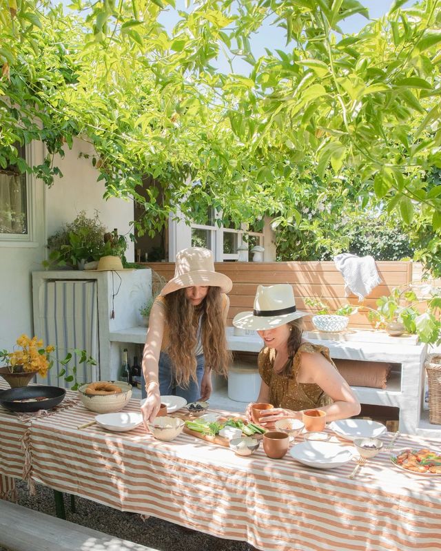 La table s'est installée près de la cuisine d'été pour faire de la préparation du déjeuner un moment de convivialité entre les différents convives.