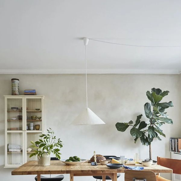 Quelle déco pour une table de salle à manger ? Un simple pichet avec un feuillage façonne un style naturel