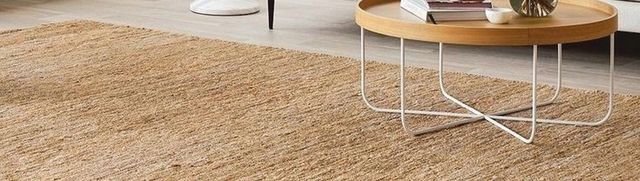 Le tapis en fibres naturelles est la pièce maîtresse de ce séjour.