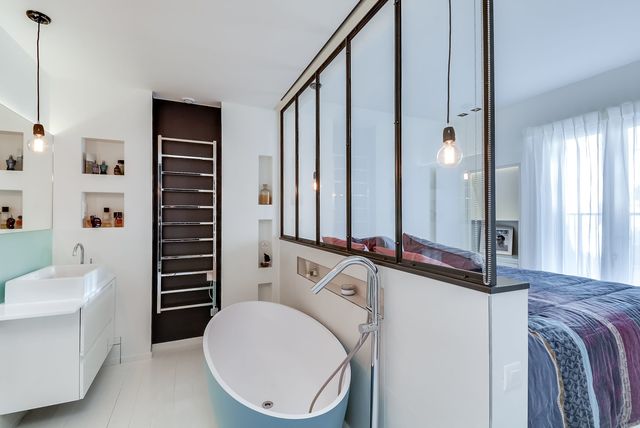 Une salle de bains design dans une chambre